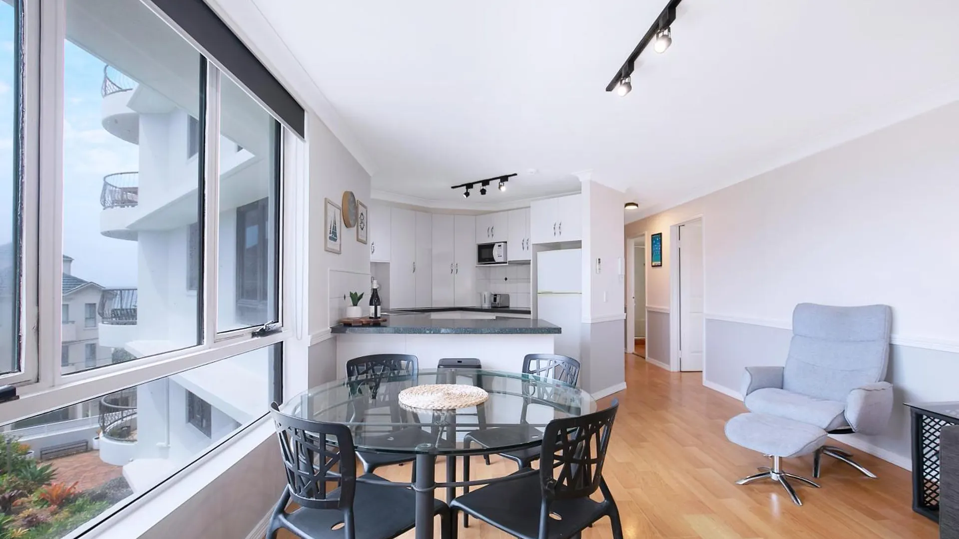 Seascape Sanctuary - Palm Beach Resort-Style Bliss Gold Coast Apartment